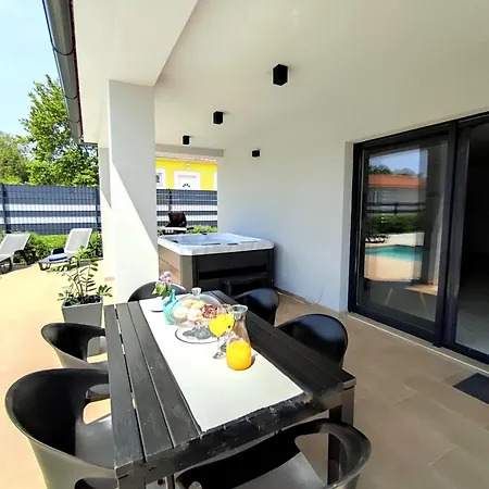 Vine - New Luxury House In A Oasis Villa